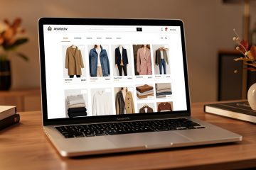 Ordinateur portable présentant plusieurs boutiques de vêtements, des étiquettes vierges et un panier d’achat dans une ambiance élégante de période de soldes.